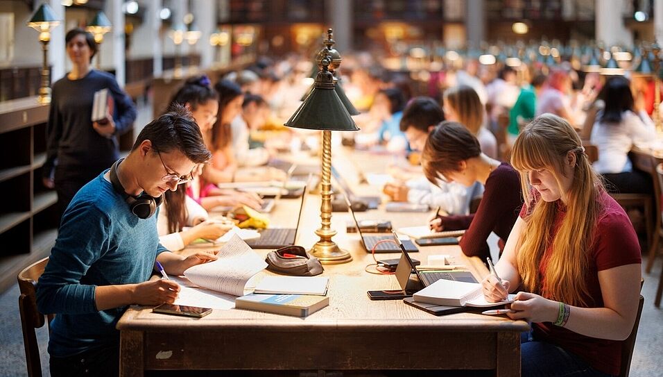 Studierende in der Hauptbibliothek