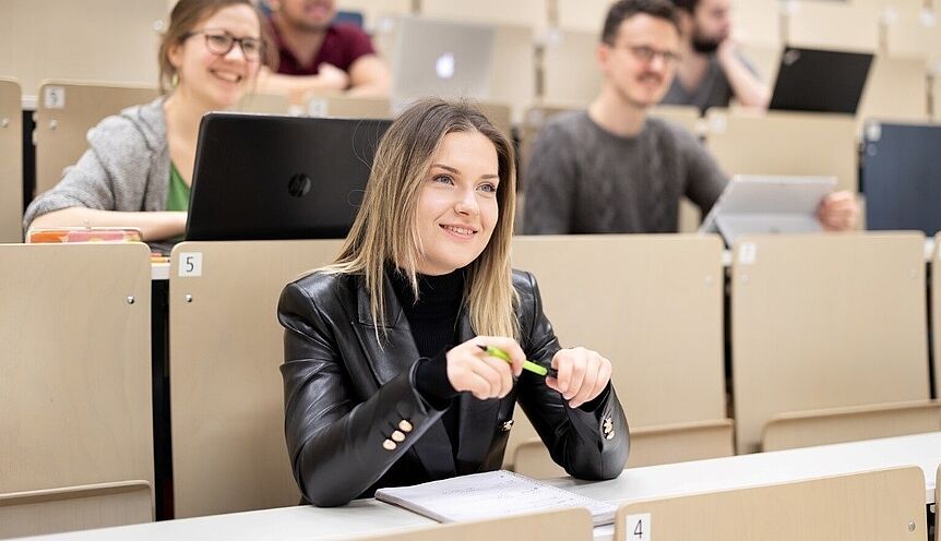 Bild von Studierenden im Hörsaal